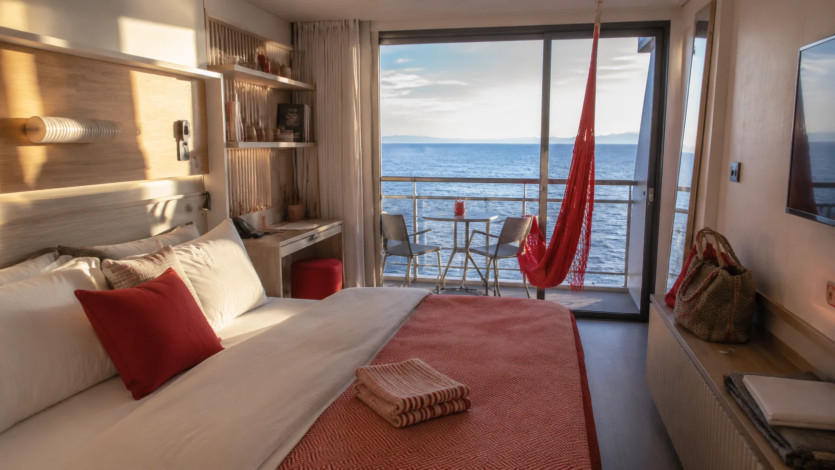 Resilient Lady Sea Terrace cabin with a balcony hammock