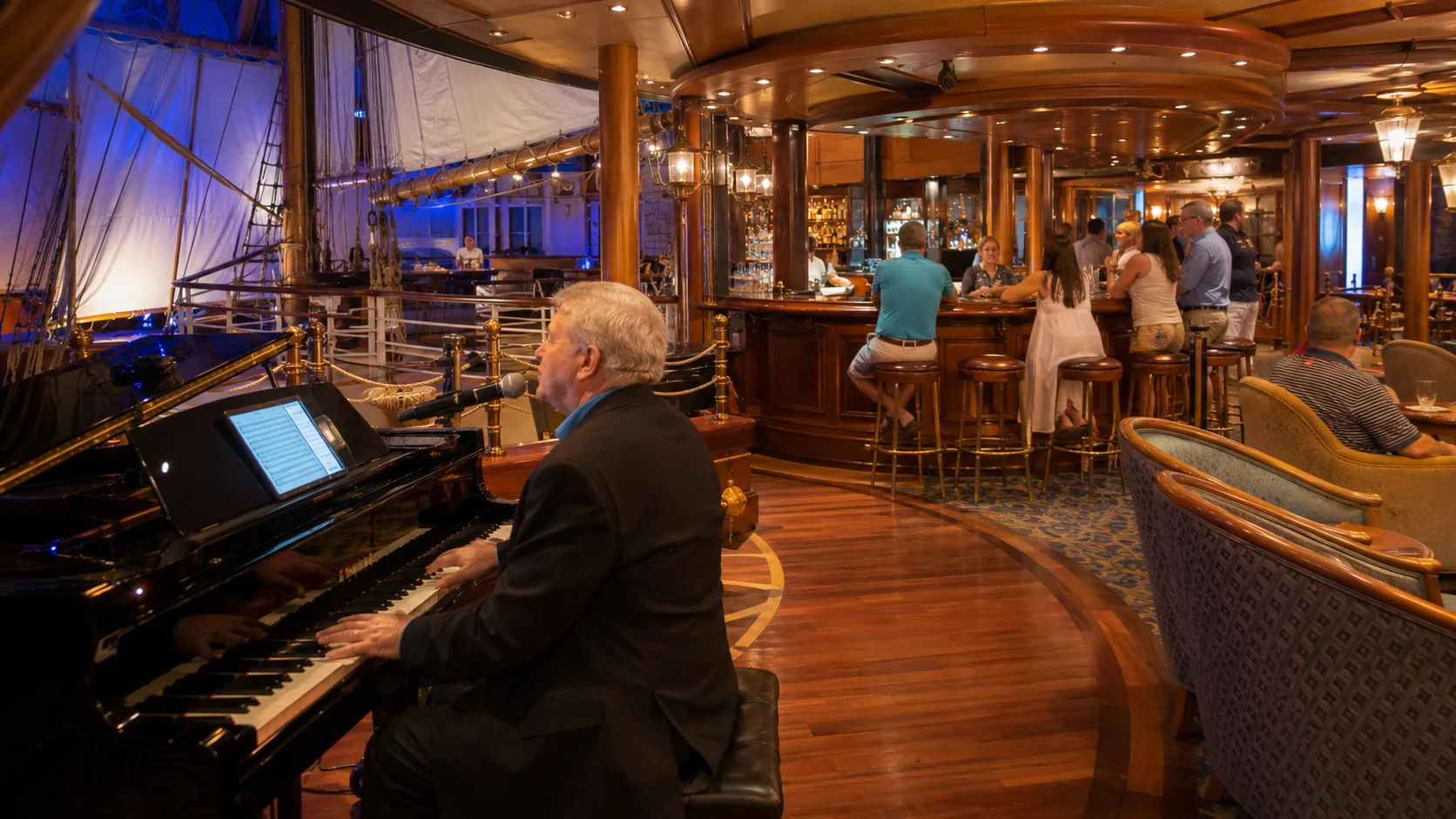 Pianist performing in Schooner Bar aboard Adventure of the Seas
