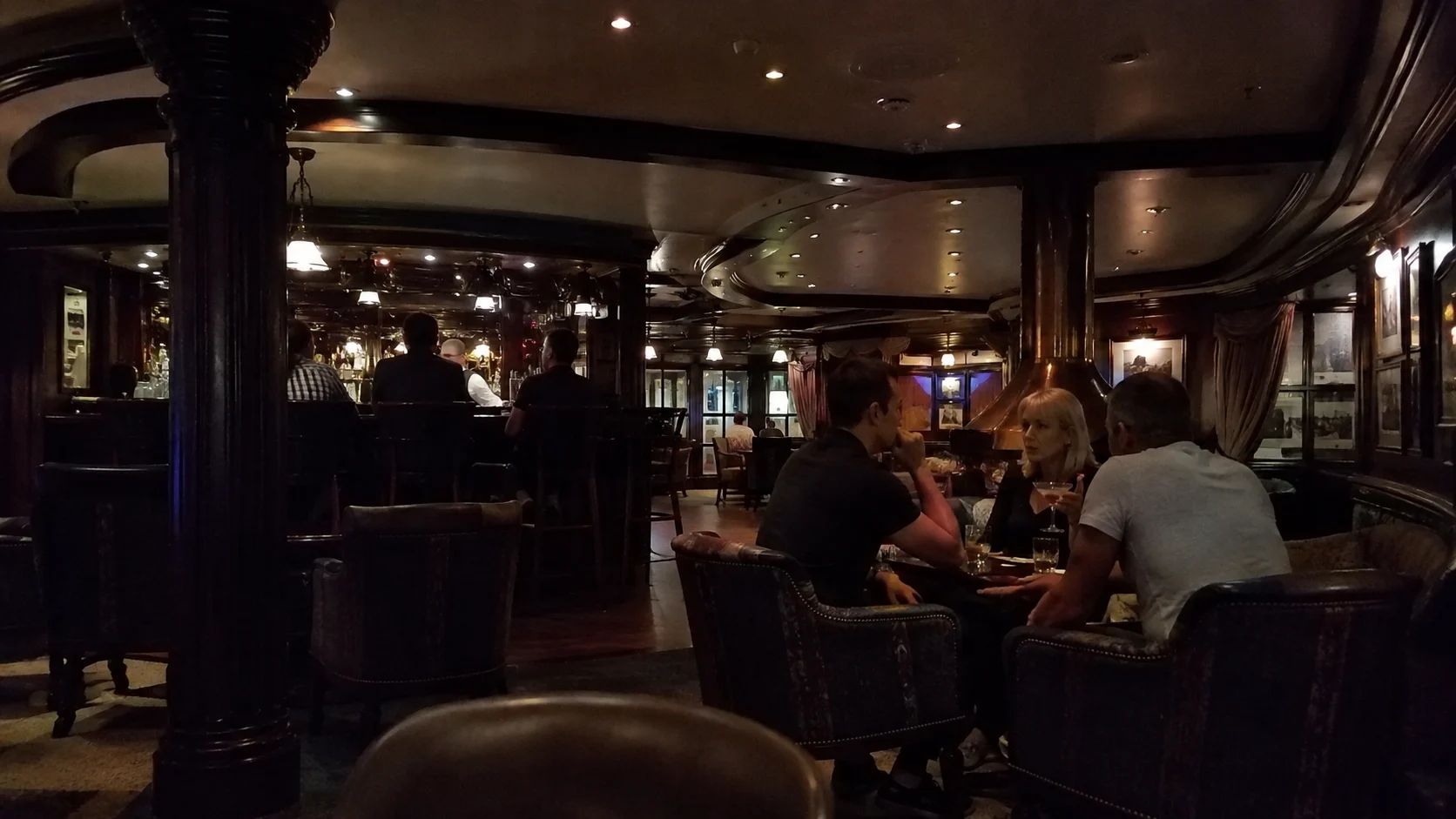 Allure of the Seas , Lounge Evening