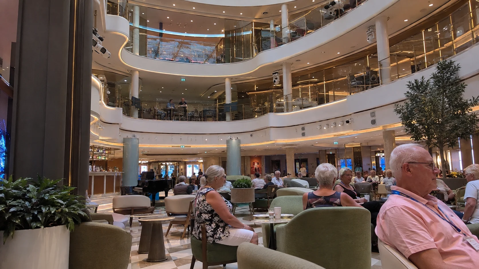 Arvia: Lobby Moment