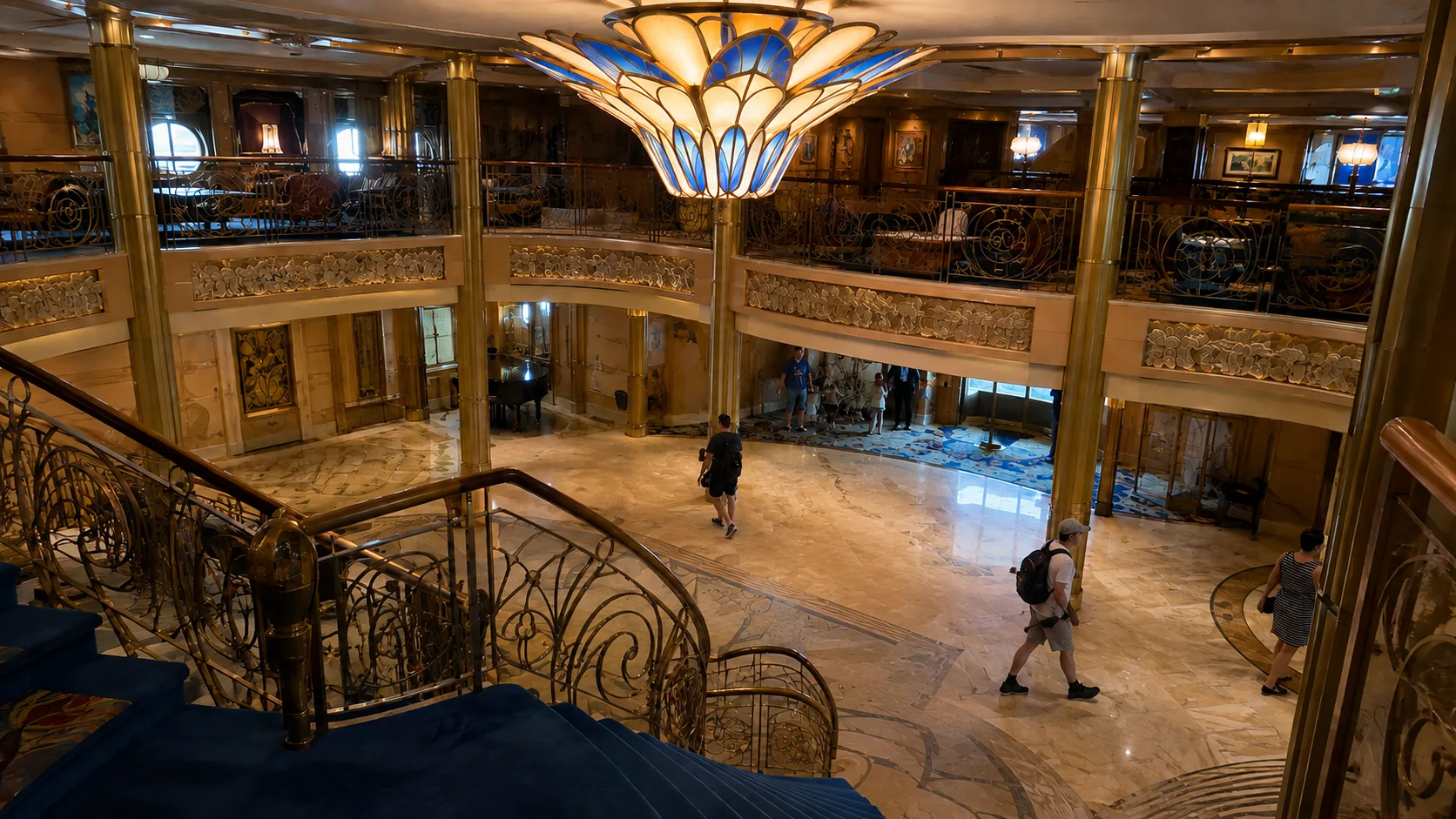 Disney Wonder : Atrium