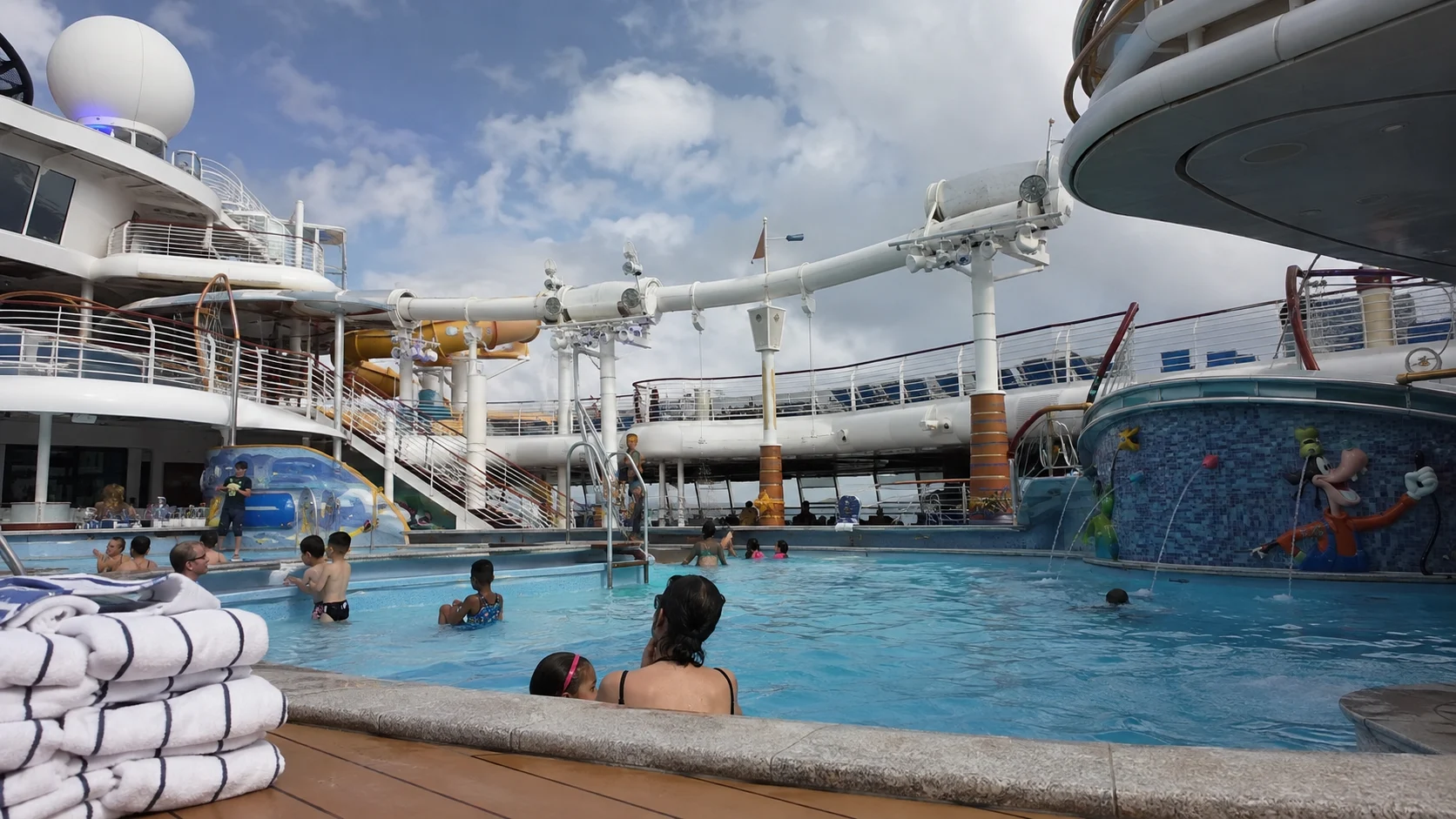 Disney Wonder : Pool Deck