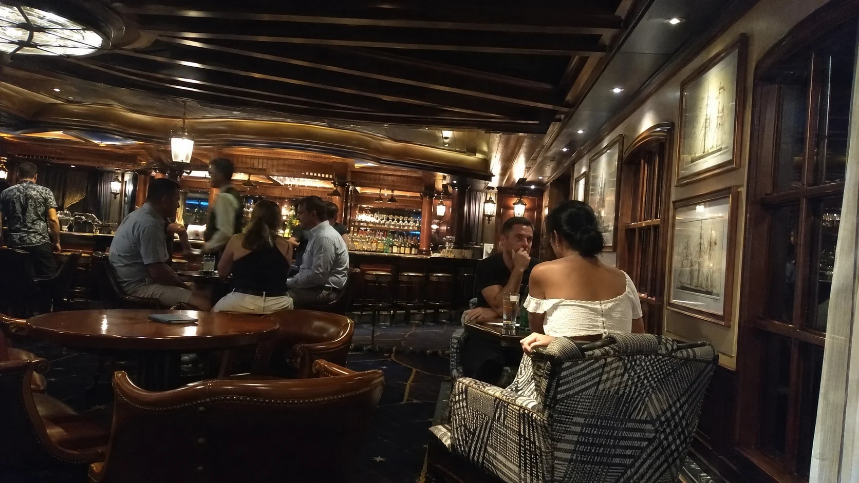 Harmony of the Seas , Lounge Evening