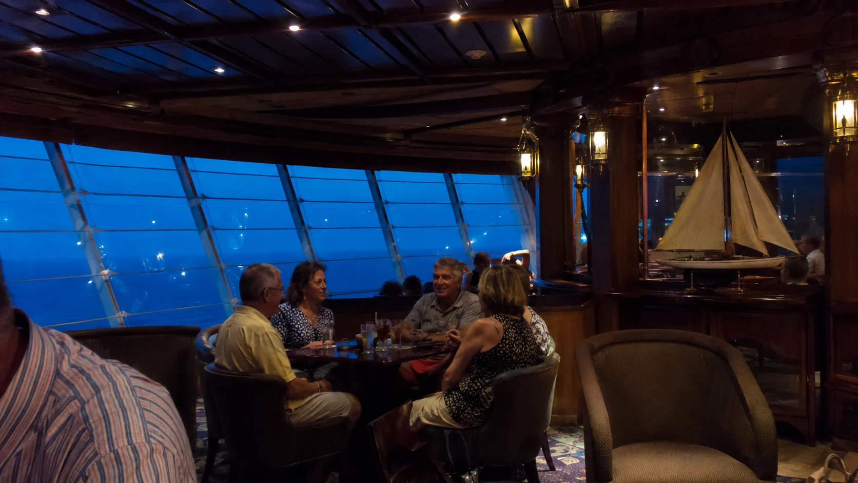 Independence of the Seas: Lounge Evening