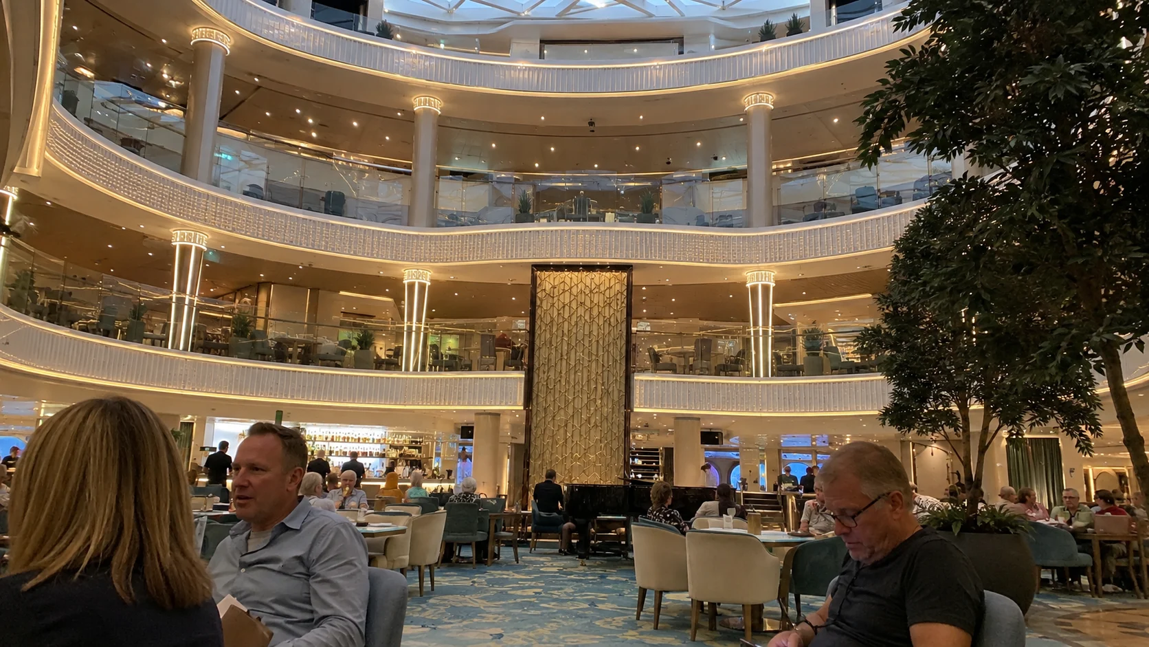 Iona: Lobby Moment