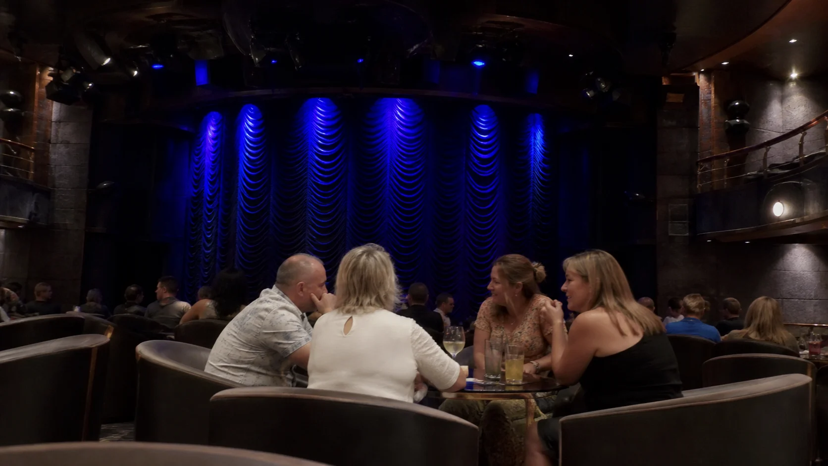 Oasis of the Seas , Lounge Evening