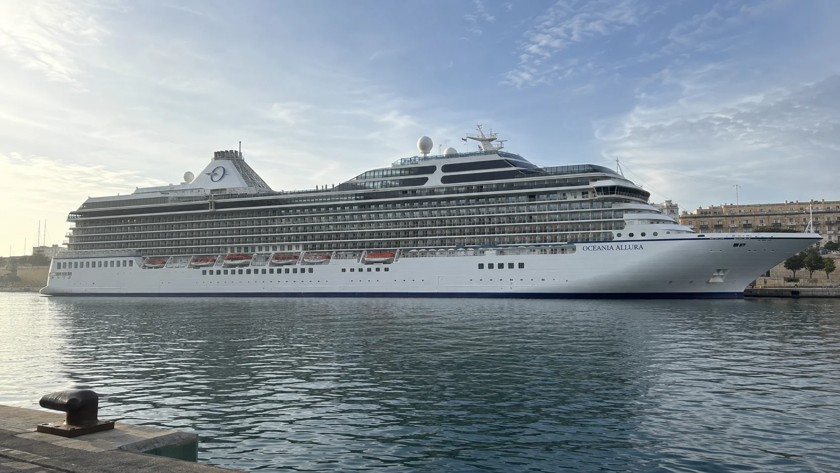 Oceania Allura : Harbor Broadside