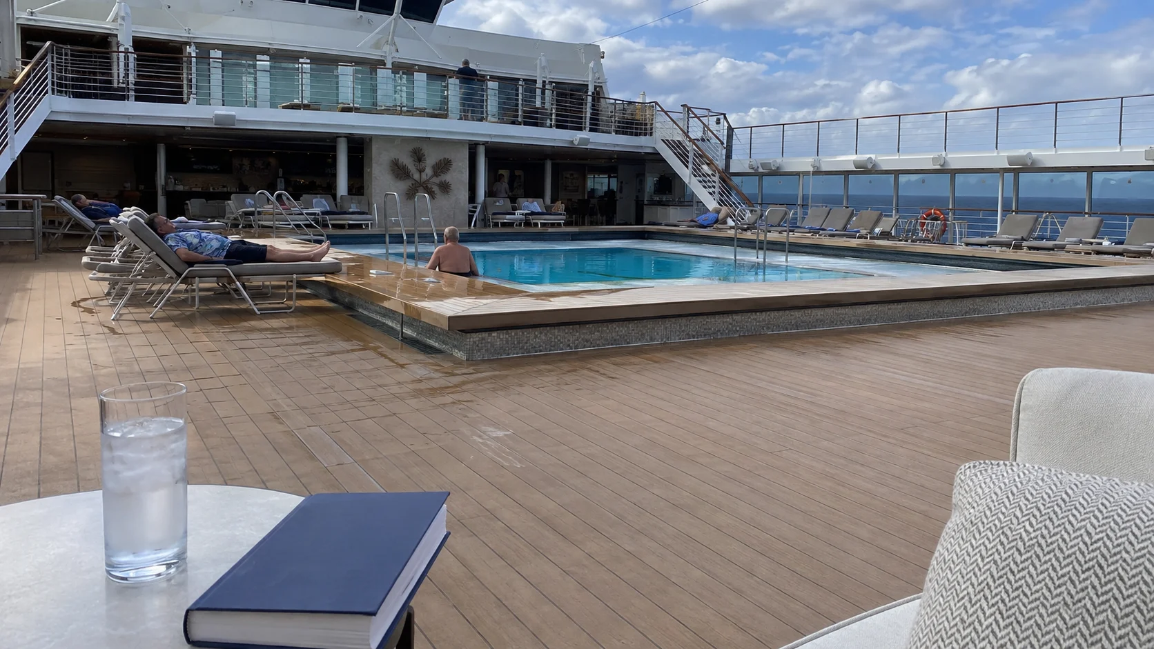 Oceania Vista : Pool Deck