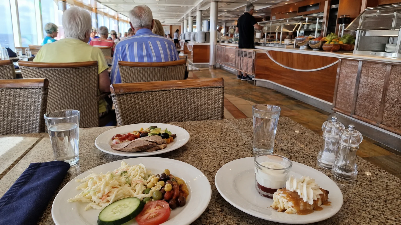 Queen Elizabeth : Casual Dining
