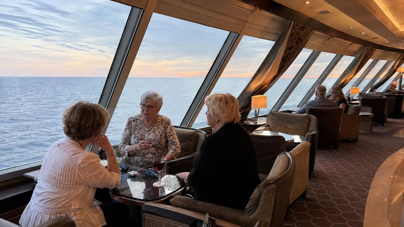 Queen Elizabeth : Lounge