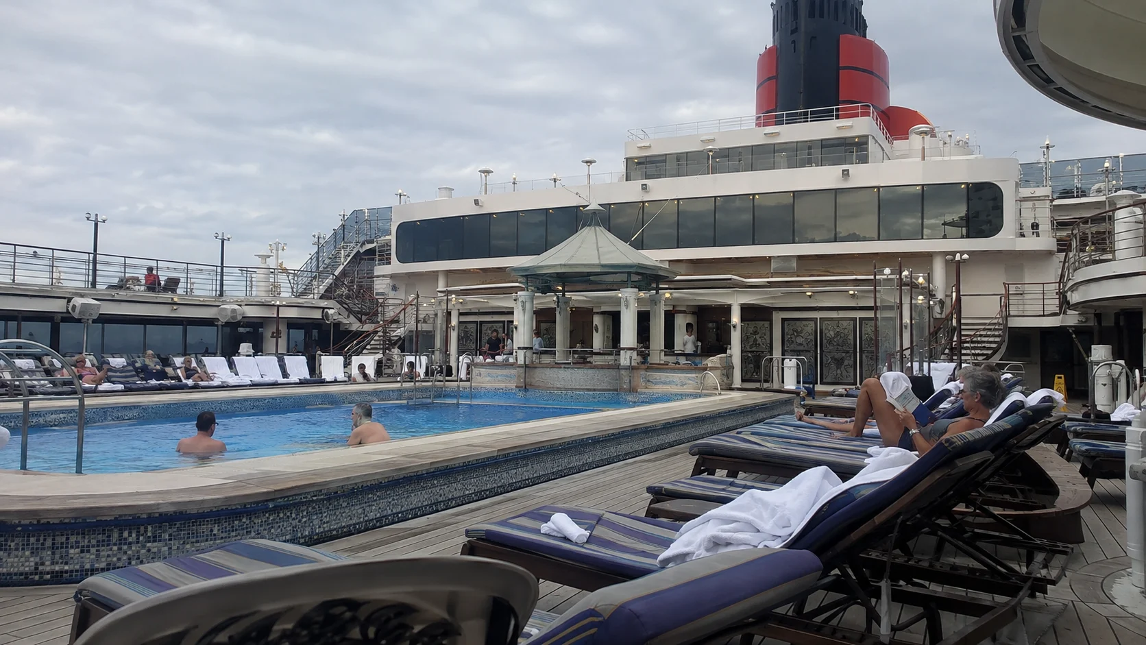 Queen Elizabeth : Pool Deck