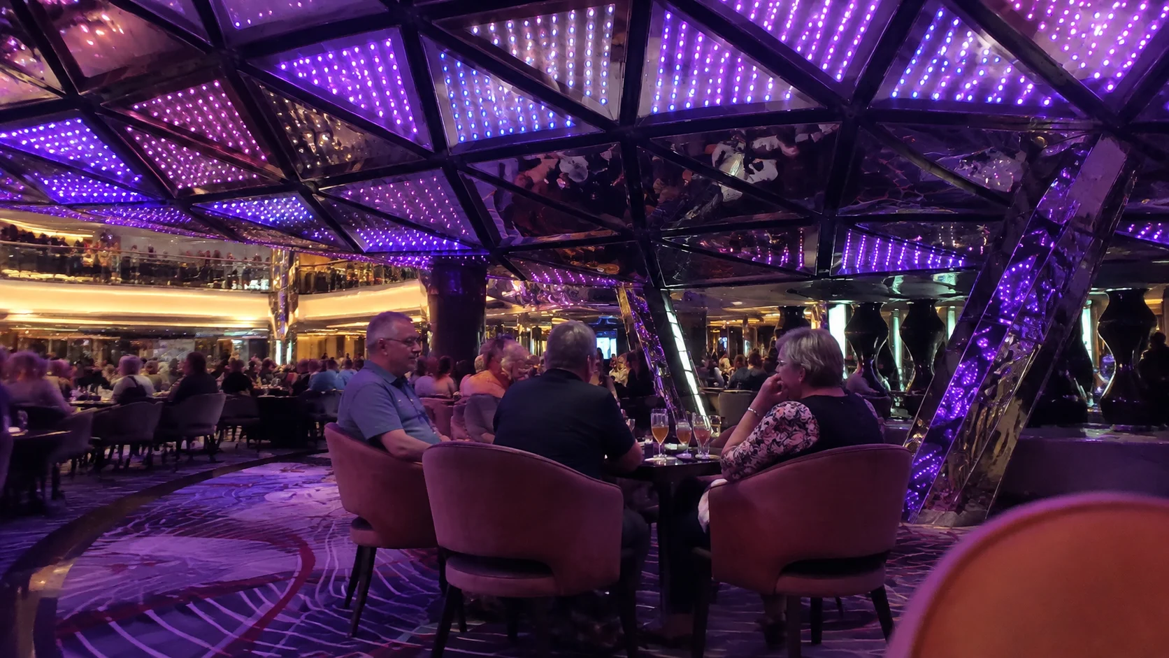 Symphony of the Seas - Lounge Evening