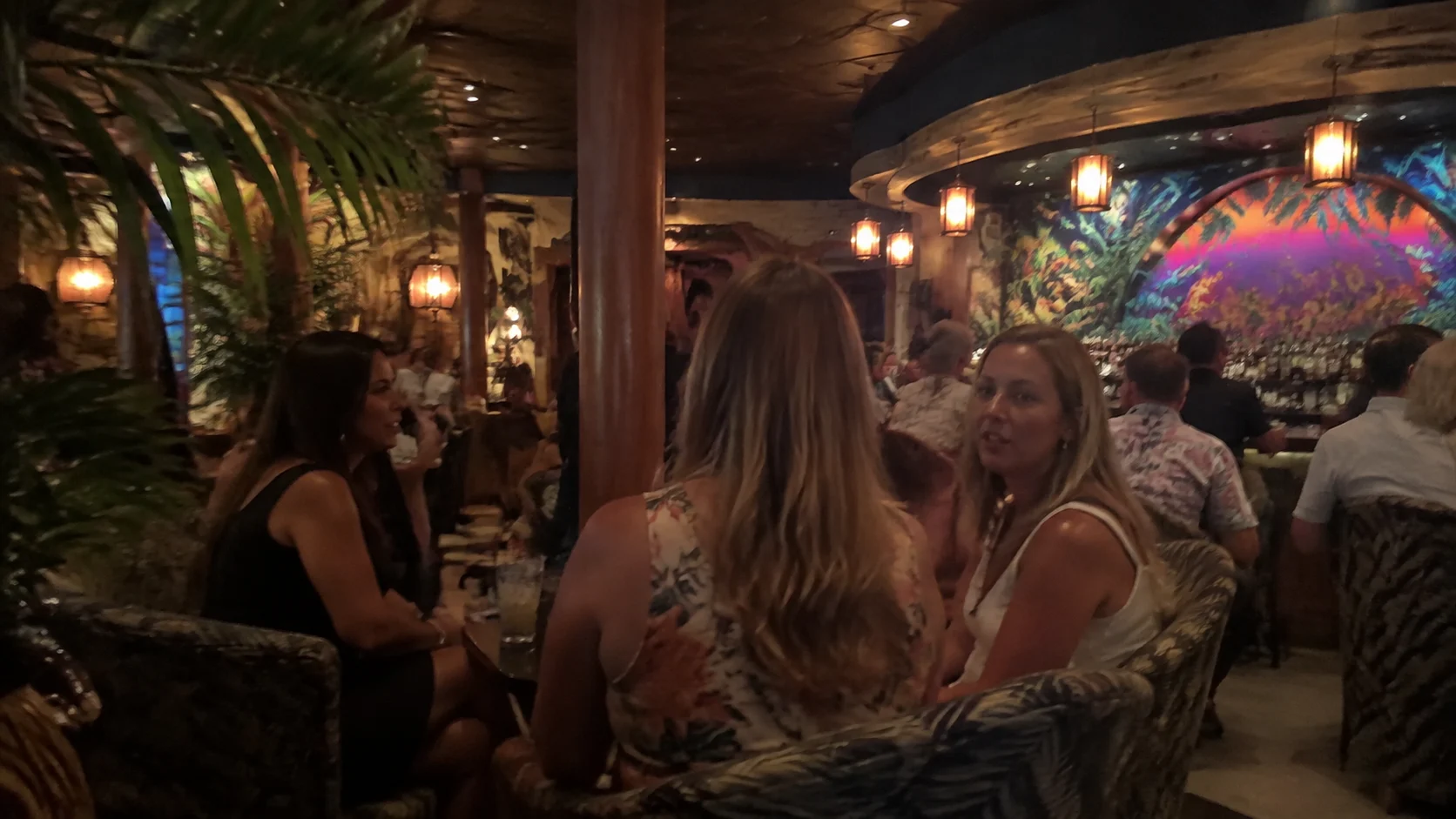 Utopia of the Seas , Lounge Evening