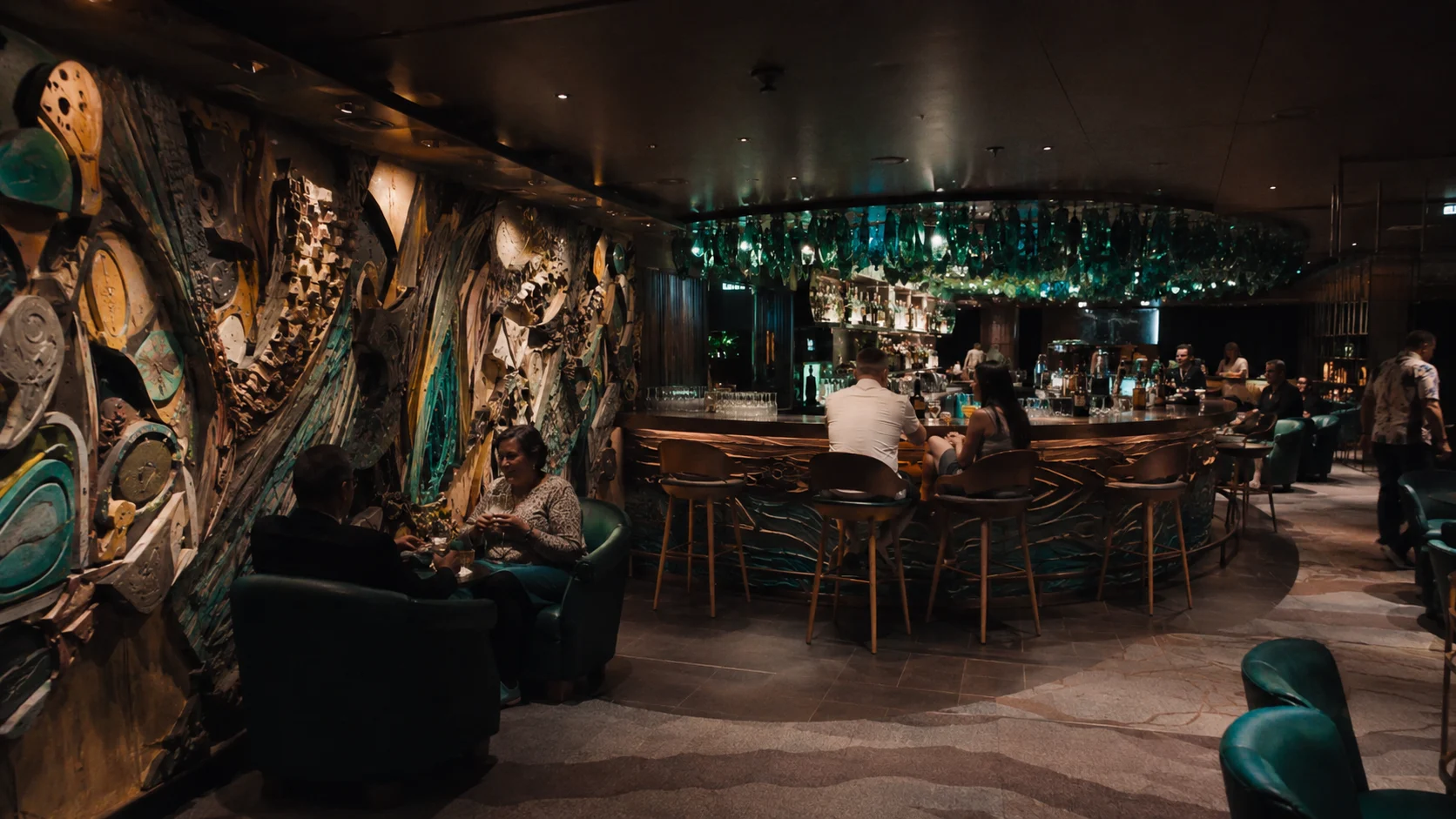 Metropolitan Bar aboard Norwegian Luna